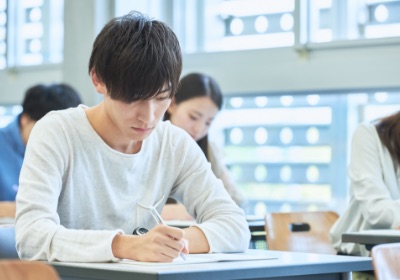 公務員1次試験が行われる9月まで徹底した対策授業を行うことにより、1次試験突破を目指す